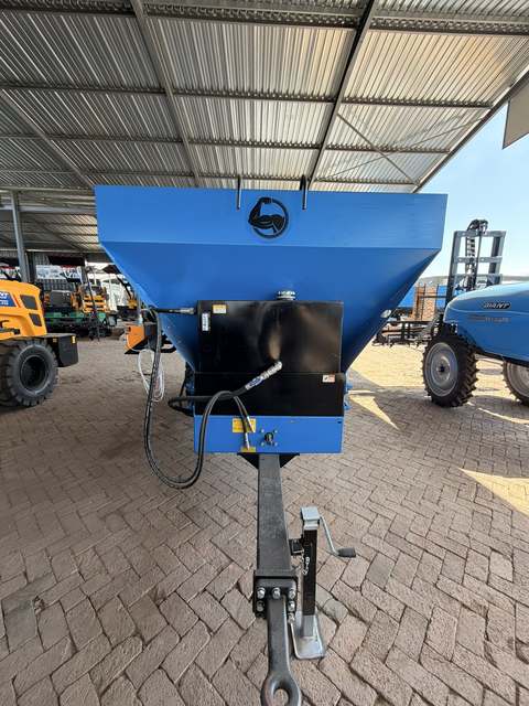 Giant hydraulic manure spreader, head-on view of the hopper front, drawbar and parking jack