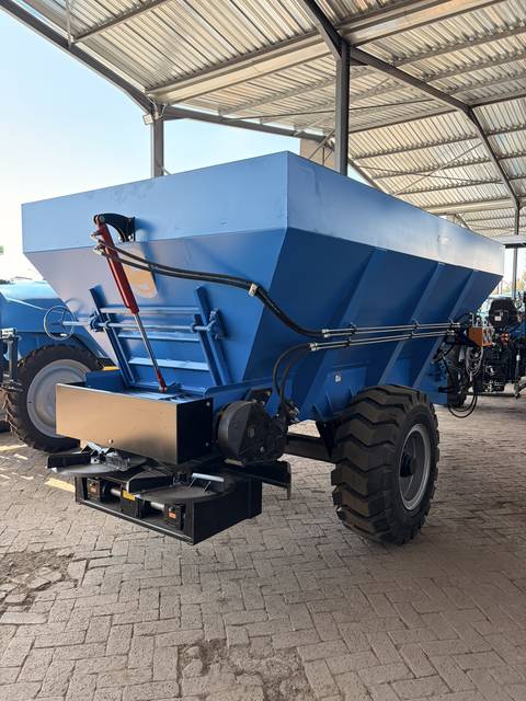 Giant hydraulic manure spreader, rear three-quarter view of the hopper and the discharge assembly