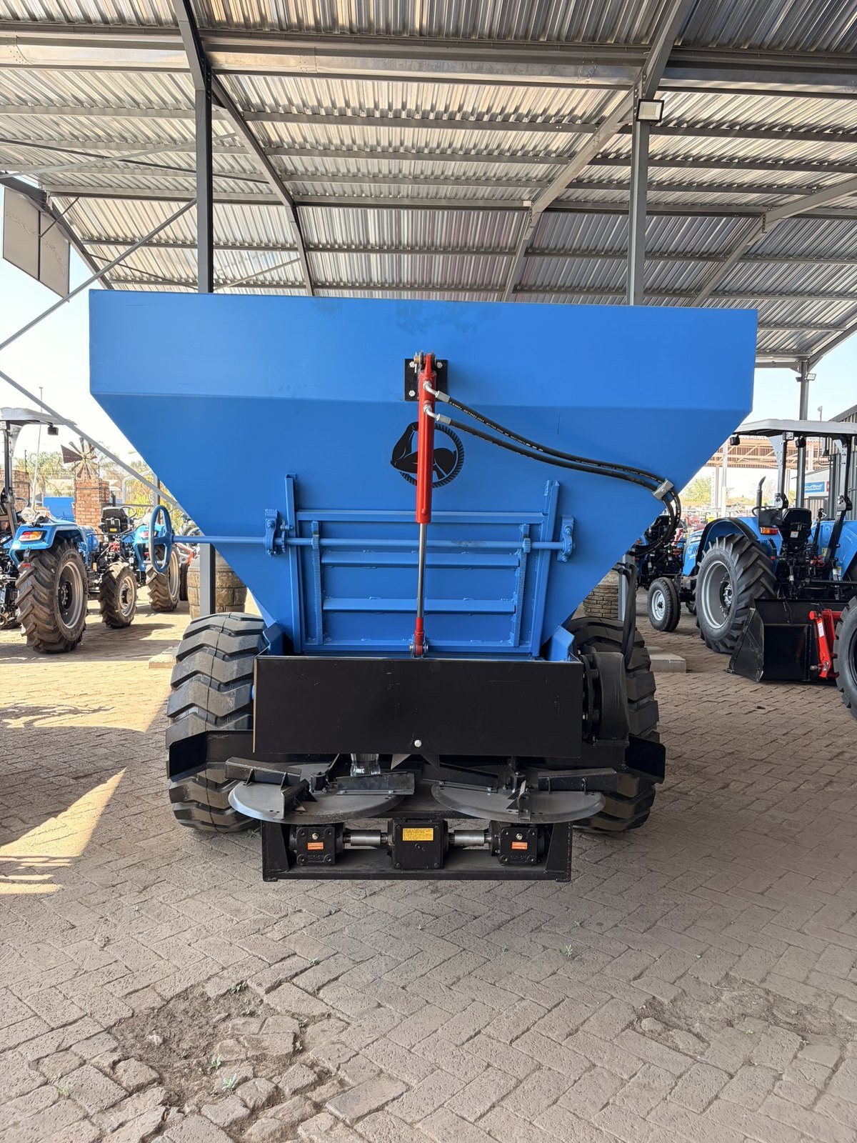 Giant hydraulic manure spreader, rear view of the twin spreading discs and the tailgate