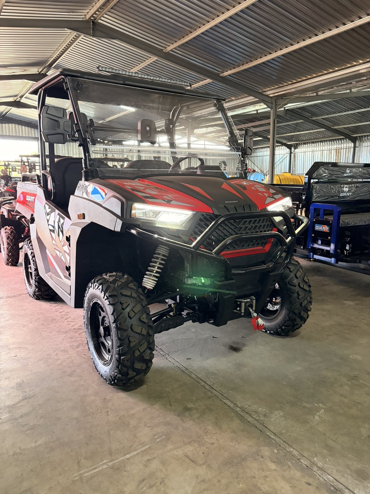Giant 700 UTV Side-by-Side, front three-quarter view (frame 4)