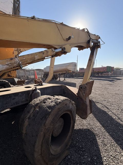Detail of the Liebherr 924 boom, stick and undercarriage