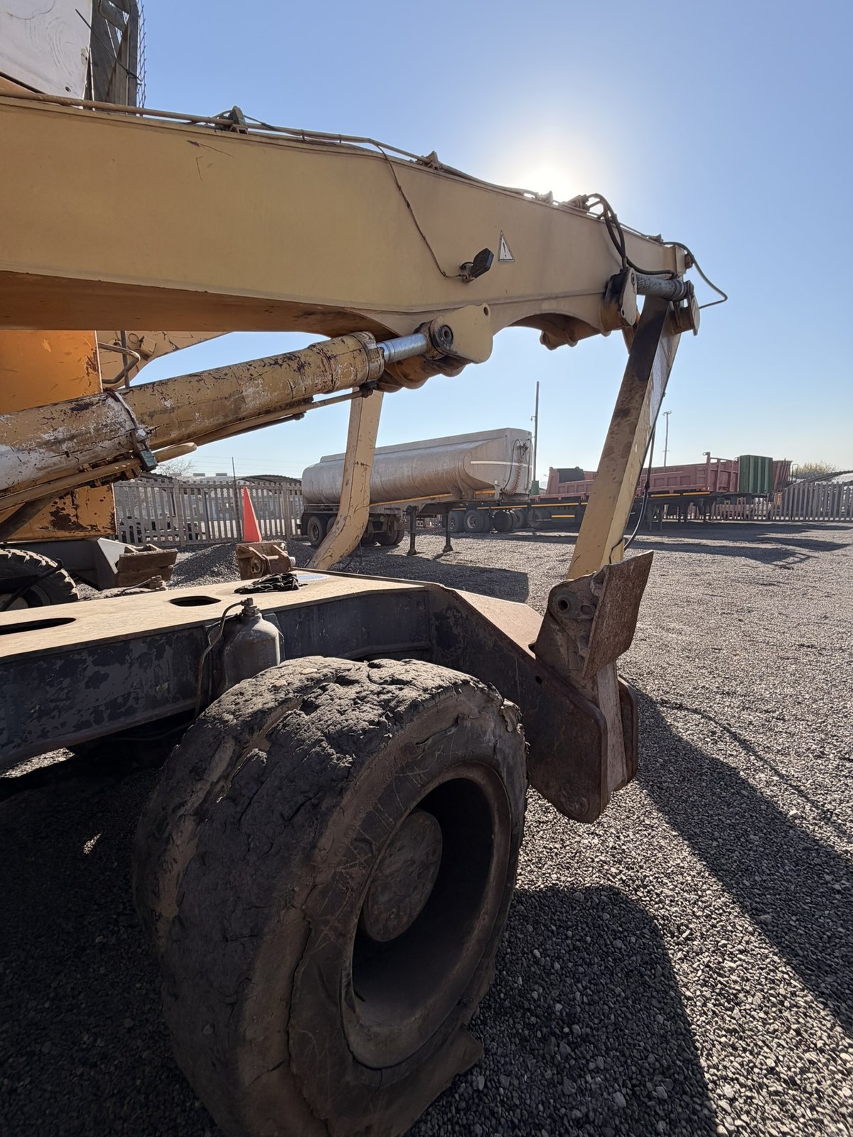 Detail of the Liebherr 924 boom, stick and undercarriage