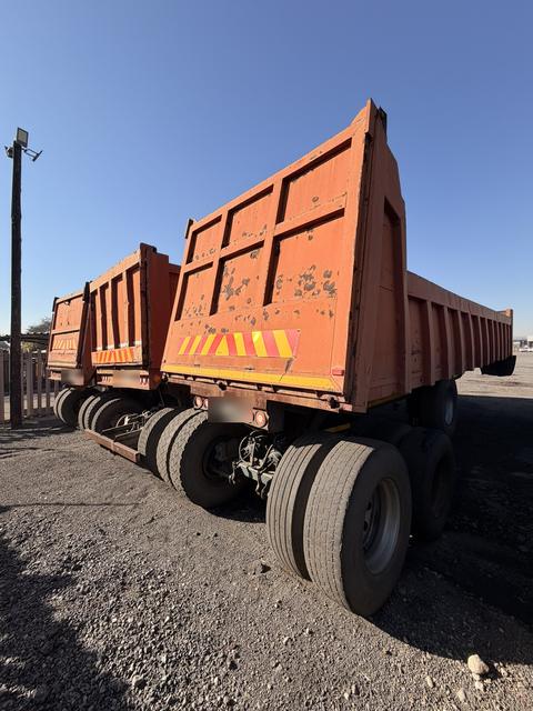 Coupled tipper trailers, rear three-quarter view of the coupled bodies in line
