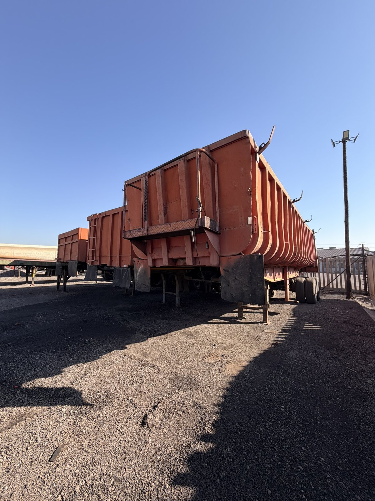 Coupled tipper trailers, front three-quarter view of the lead trailer