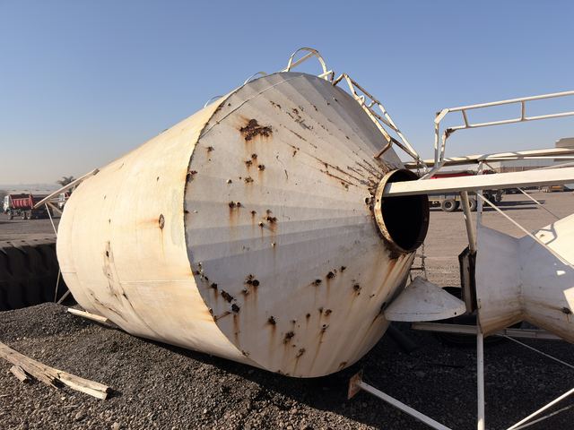 Used storage silo, view of the discharge cone and outlet