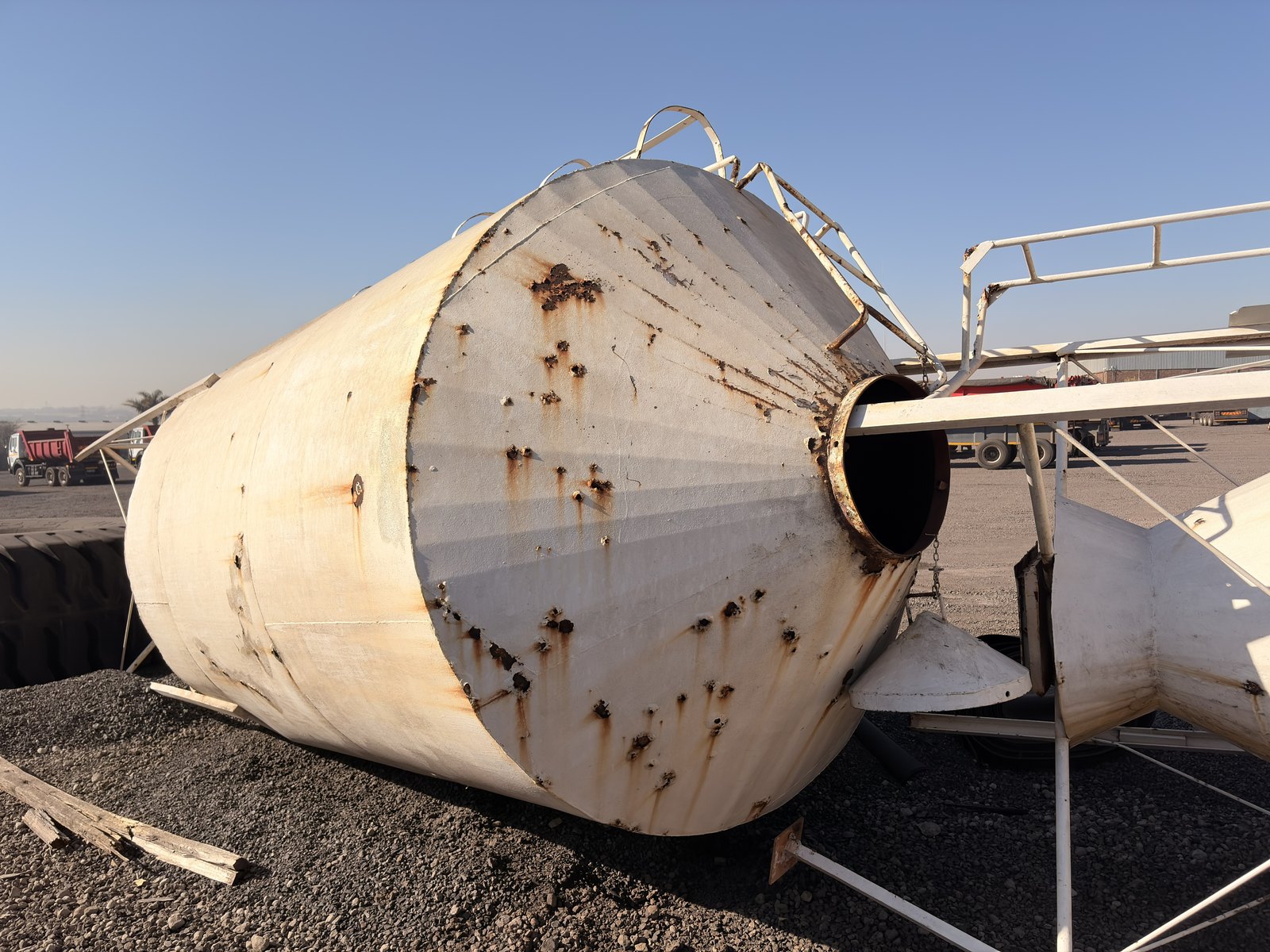 Used storage silo, view of the discharge cone and outlet